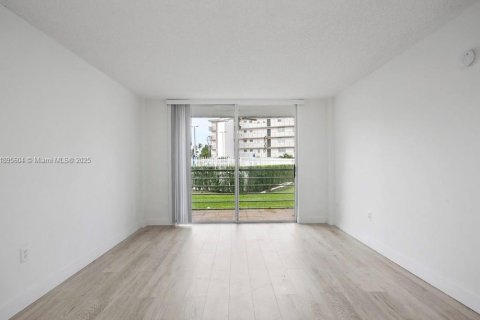 Купить кондоминиум в Майами, Флорида 1 спальня, 69.12м2, № 2034863 - фото 4
