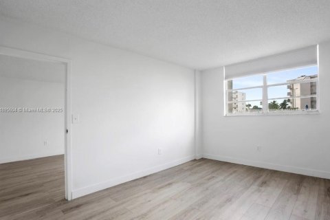 Купить кондоминиум в Майами, Флорида 1 спальня, 69.12м2, № 2034863 - фото 8