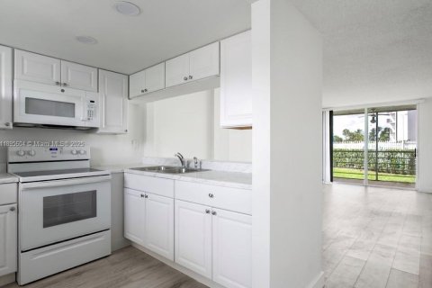 Купить кондоминиум в Майами, Флорида 1 спальня, 69.12м2, № 2034863 - фото 3