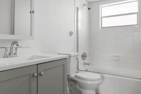 Купить кондоминиум в Майами, Флорида 1 спальня, 69.12м2, № 2034863 - фото 13