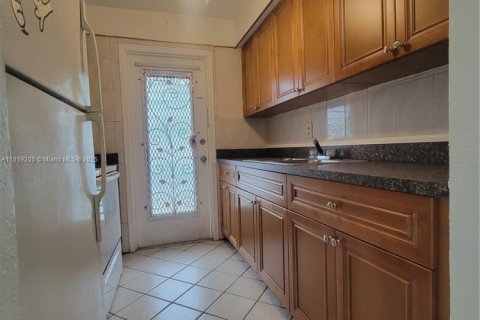 Condo in Hollywood, Florida, 1 bedroom № 1977240 - photo 1