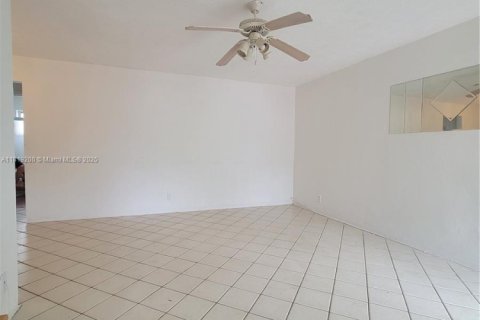 Condo in Hollywood, Florida, 1 bedroom № 1977240 - photo 3
