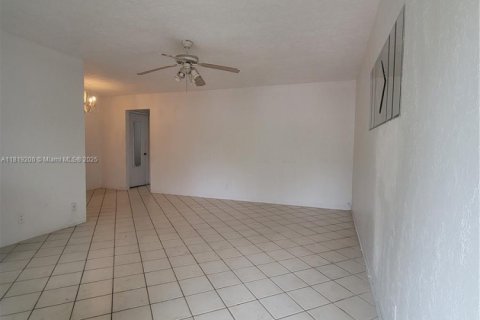 Condo in Hollywood, Florida, 1 bedroom № 1977240 - photo 5