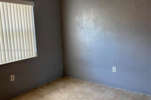 Villa ou maison à louer à Miramar, Floride: 2 chambres, 157.84 m2 № 2387821 - photo 3