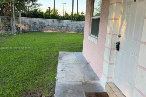 Villa ou maison à louer à Miramar, Floride: 2 chambres, 157.84 m2 № 2387821 - photo 2