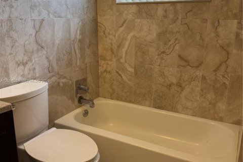 Villa ou maison à louer à Miramar, Floride: 2 chambres, 157.84 m2 № 2387821 - photo 12