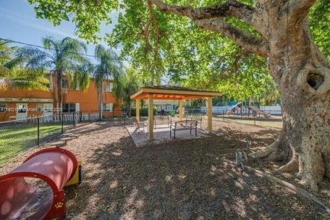 House in Miami, Florida 2 bedrooms, 88.26 sq.m. № 1953617 - photo 10