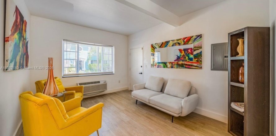 House in Miami, Florida 2 bedrooms, 88.26 sq.m. № 1953617