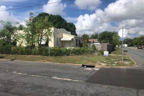 House in West Palm Beach, Florida 3 bedrooms, 128.21 sq.m. № 1151463 - photo 1