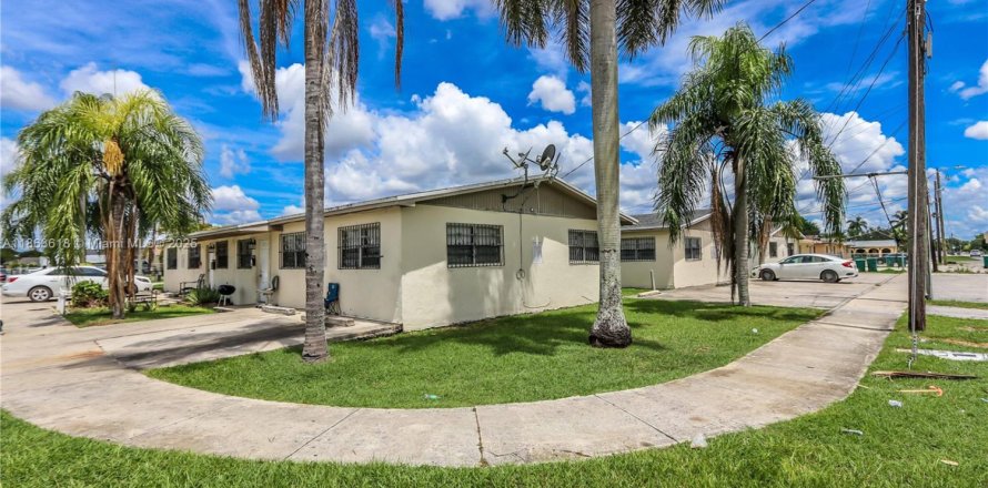 Propiedad comercial en Florida City, Florida 195.09 m2 № 1891497