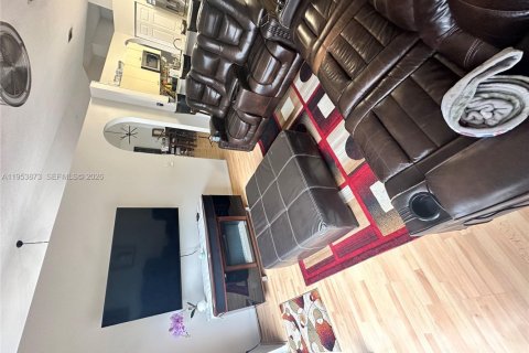 House in Miramar, Florida 3 bedrooms, 168.62 sq.m. № 2008040 - photo 10