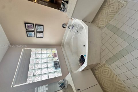 House in Miramar, Florida 3 bedrooms, 168.62 sq.m. № 2008040 - photo 16