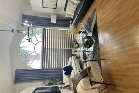 House in Miramar, Florida 3 bedrooms, 168.62 sq.m. № 2008040 - photo 2