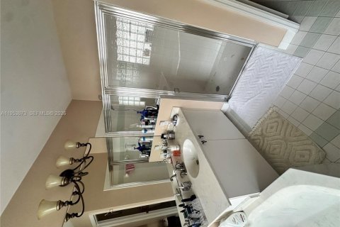 House in Miramar, Florida 3 bedrooms, 168.62 sq.m. № 2008040 - photo 17