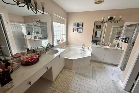 House in Miramar, Florida 3 bedrooms, 168.62 sq.m. № 2008040 - photo 14