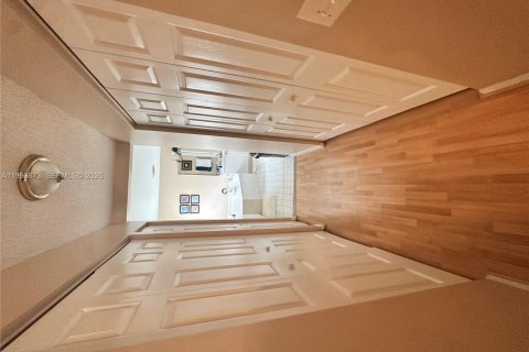 House in Miramar, Florida 3 bedrooms, 168.62 sq.m. № 2008040 - photo 13