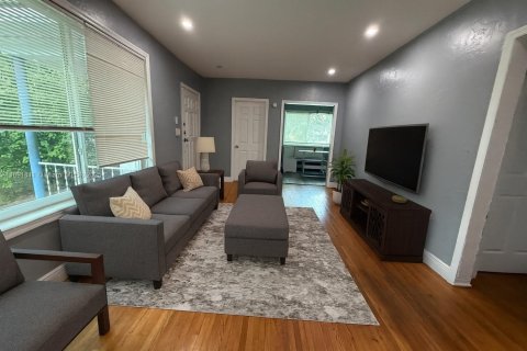 Casa en alquiler en Miami, Florida, 3 dormitorios, 134.15 m2 № 1943740 - foto 2