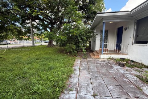 Casa en alquiler en Miami, Florida, 3 dormitorios, 134.15 m2 № 1943740 - foto 1