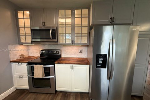 Casa en alquiler en Miami, Florida, 3 dormitorios, 134.15 m2 № 1943740 - foto 4