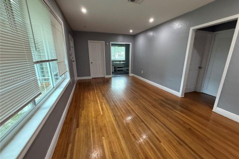 Casa en alquiler en Miami, Florida, 3 dormitorios, 134.15 m2 № 1943740 - foto 14