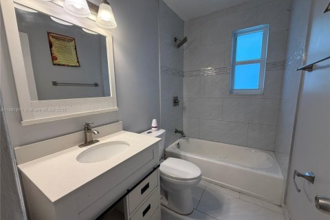 Casa en alquiler en Miami, Florida, 3 dormitorios, 134.15 m2 № 1943740 - foto 11