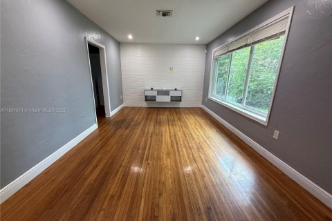 Casa en alquiler en Miami, Florida, 3 dormitorios, 134.15 m2 № 1943740 - foto 6