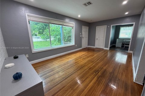 Casa en alquiler en Miami, Florida, 3 dormitorios, 134.15 m2 № 1943740 - foto 5