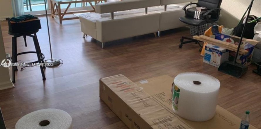 Кондоминиум с 1 спальней в Холливуд, Флорида № 1991257