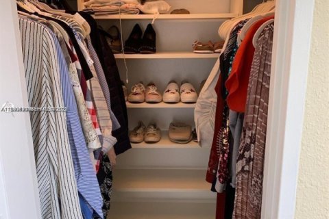 Снять в аренду кондоминиум в Холливуд, Флорида 1 спальня, 75.44м2, № 1991257 - фото 3