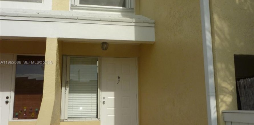 Таунхаус в Майами, Флорида 2 спальни, 95.22м2 № 2024097