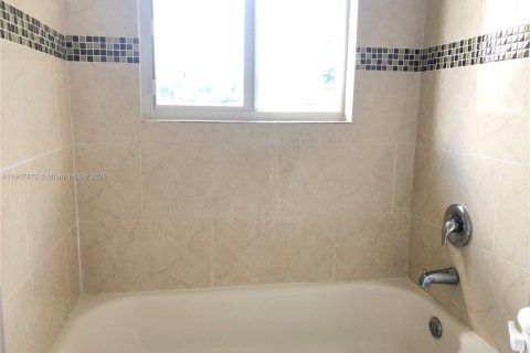 Appartement à louer à Opa-locka, Floride: 2 chambres, 85.47 m2 № 1965730 - photo 2