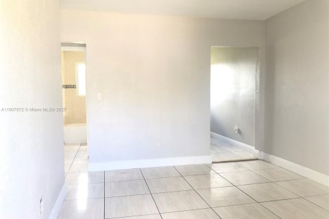 Appartement à louer à Opa-locka, Floride: 2 chambres, 85.47 m2 № 1965730 - photo 3