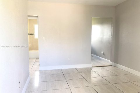 Appartement à louer à Opa-locka, Floride: 2 chambres, 85.47 m2 № 1965730 - photo 4