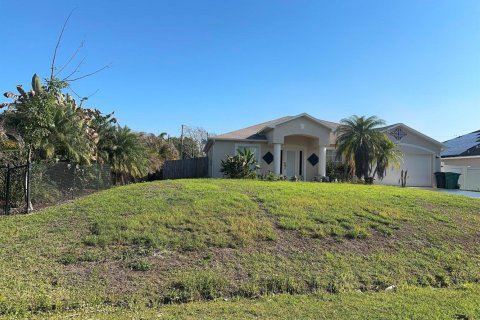 House in Port St. Lucie, Florida 3 bedrooms, 153.85 sq.m. № 2084192 - photo 2