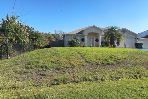 House in Port St. Lucie, Florida 3 bedrooms, 153.85 sq.m. № 2084192