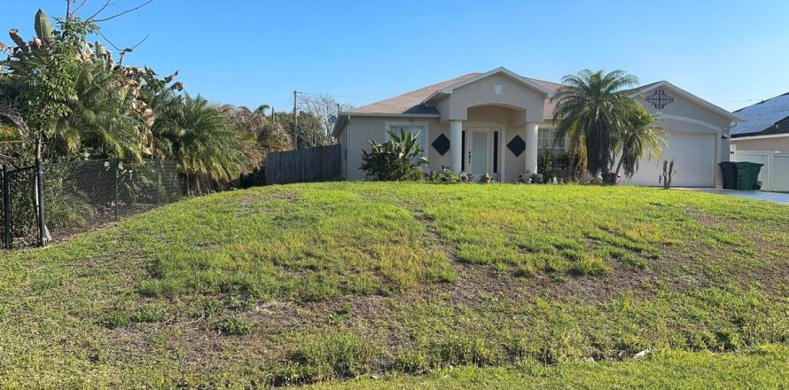 House in Port St. Lucie, Florida 3 bedrooms, 153.85 sq.m. № 2084192