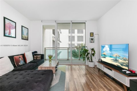 Condominio en alquiler en Miami, Florida, 1 dormitorio, 64.29 m2 № 1950657 - foto 1