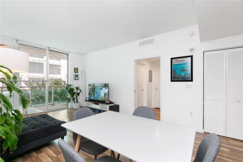 Condominio en alquiler en Miami, Florida, 1 dormitorio, 64.29 m2 № 1950657 - foto 2