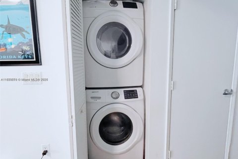 Condominio en alquiler en Miami, Florida, 1 dormitorio, 64.29 m2 № 1950657 - foto 3