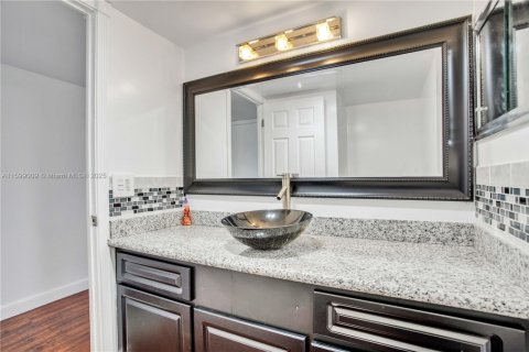 Condo in Hollywood, Florida, 1 bedroom  № 1937898 - photo 24