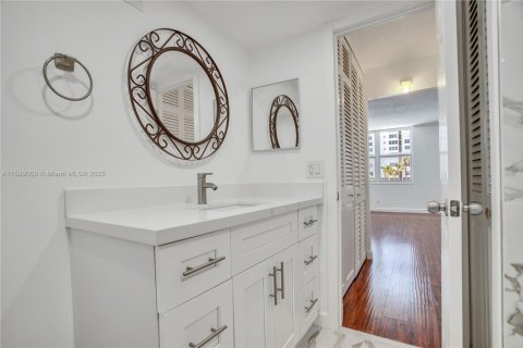 Condo in Hollywood, Florida, 1 bedroom  № 1937898 - photo 21