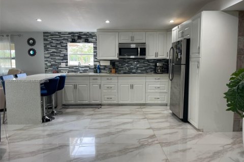 House in Clewiston, Florida 3 bedrooms № 1887813 - photo 12