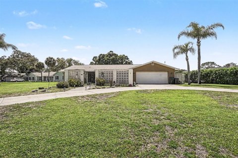 House in Titusville, Florida 4 bedrooms, 214.05 sq.m. № 2207883 - photo 2