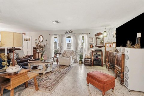 House in Titusville, Florida 4 bedrooms, 214.05 sq.m. № 2207883 - photo 8