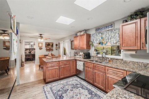 House in Titusville, Florida 4 bedrooms, 214.05 sq.m. № 2207883 - photo 4