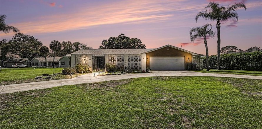 House in Titusville, Florida 4 bedrooms, 214.05 sq.m. № 2207883