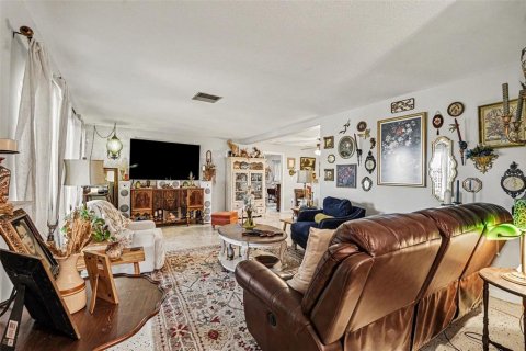 House in Titusville, Florida 4 bedrooms, 214.05 sq.m. № 2207883 - photo 7