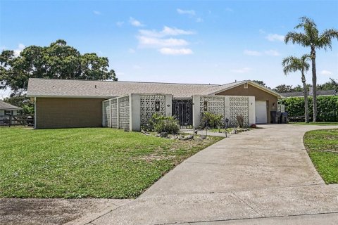 House in Titusville, Florida 4 bedrooms, 214.05 sq.m. № 2207883 - photo 22