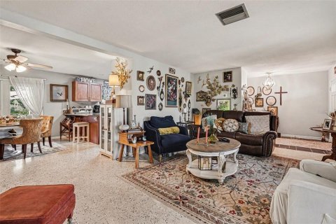 House in Titusville, Florida 4 bedrooms, 214.05 sq.m. № 2207883 - photo 6