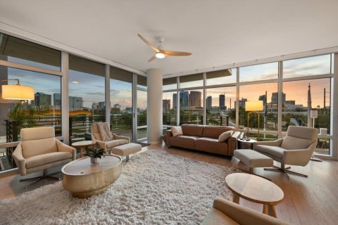Condo in Tampa, Florida, 2 bedrooms № 2383974 - photo 2